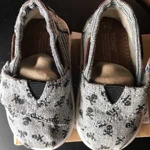 Toddler toms gray skulls shoes
